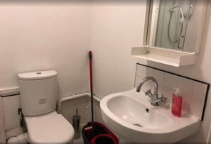 Suite Studio Ville | Salle de bain | Douche, articles de toilette gratuits, serviettes fournies, savon