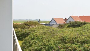Een landelijk landschap met huizen en een veld.