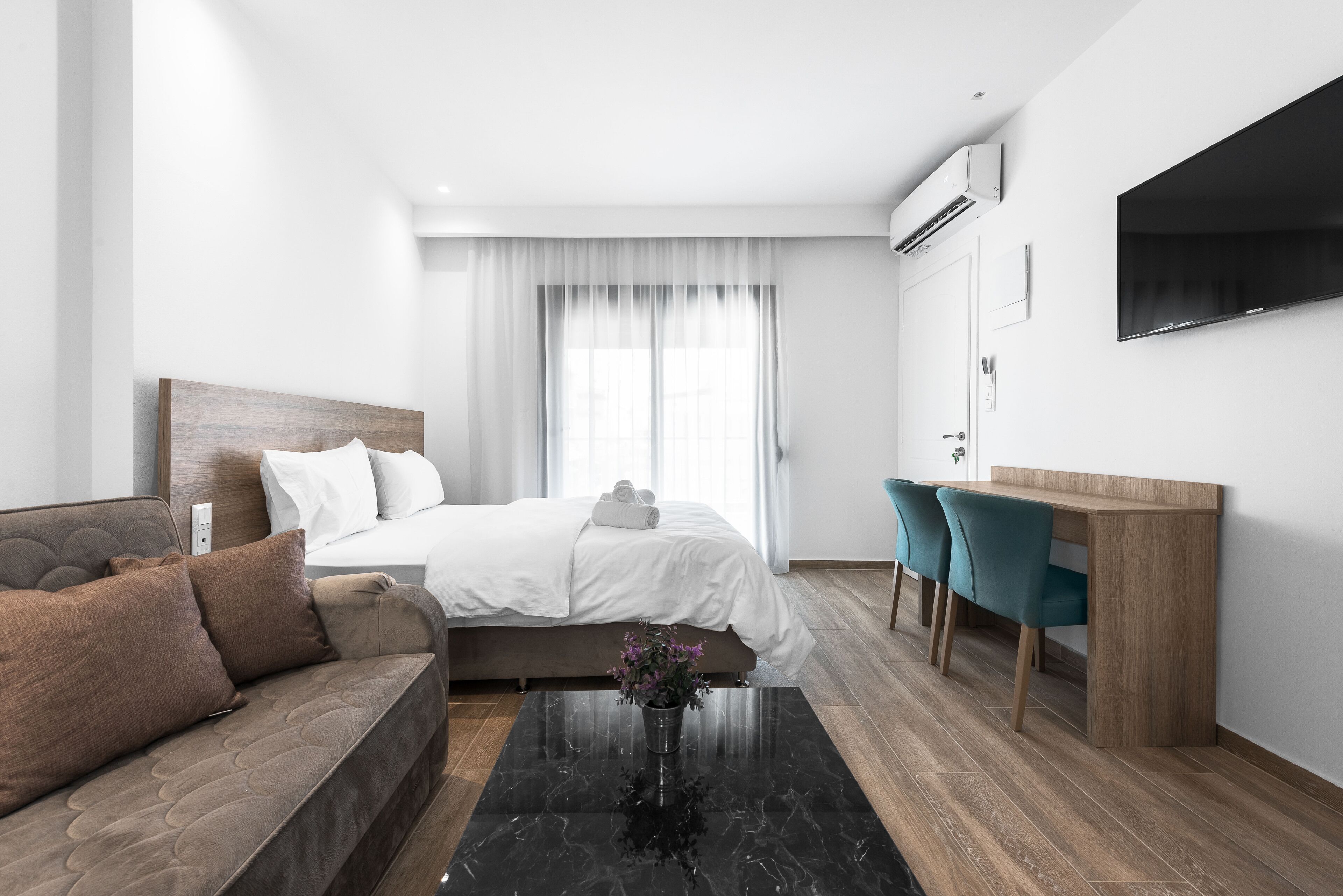 Studio, Balcony, City View | Living area