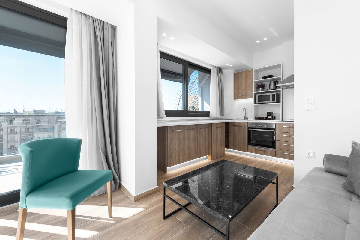 Ático panorámico, 1 habitación, balcón, vistas a la ciudad | Zona de estar | Una televisión de pantalla plana
