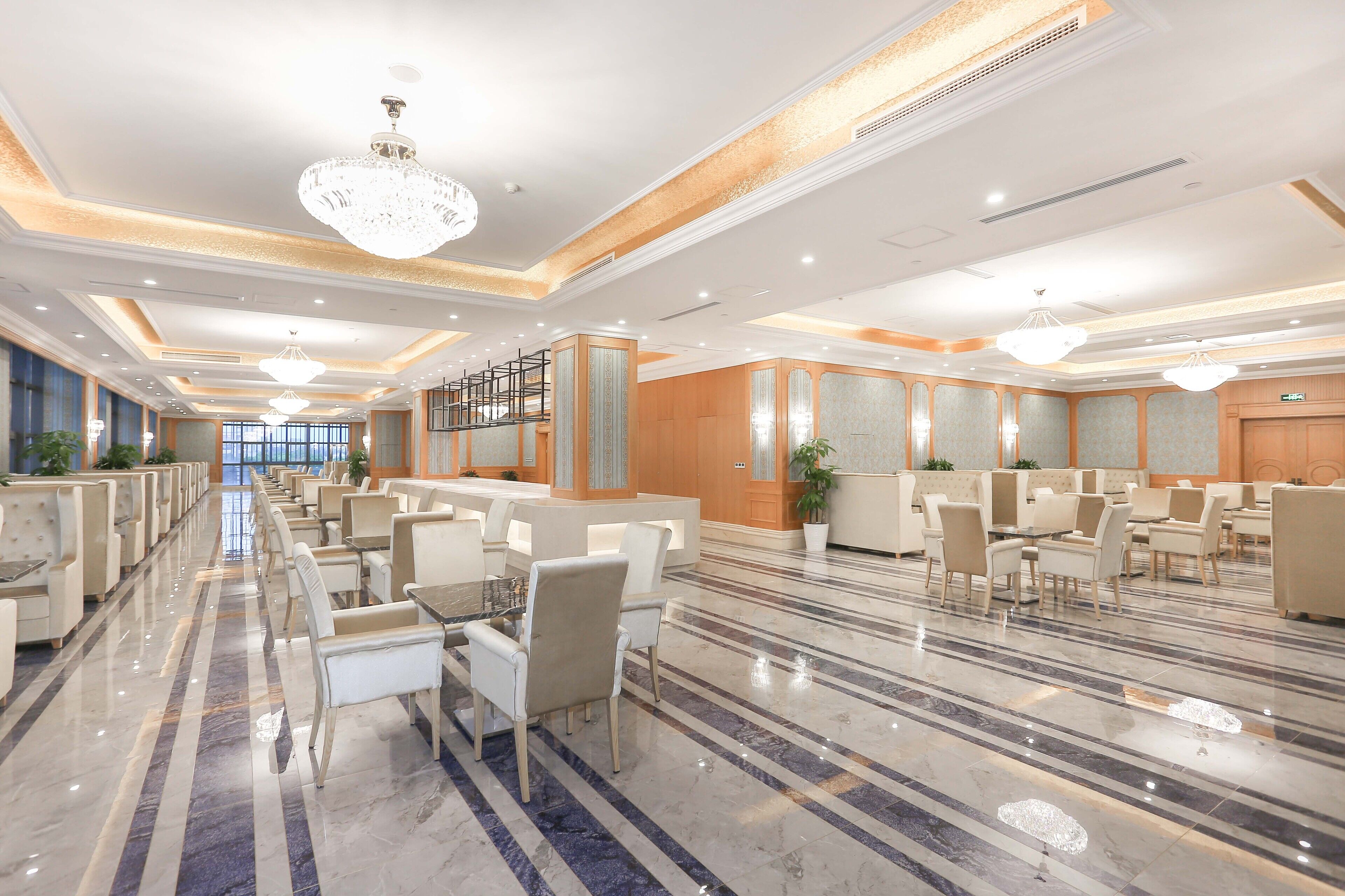 Daily buffet breakfast (CNY 38 per person)