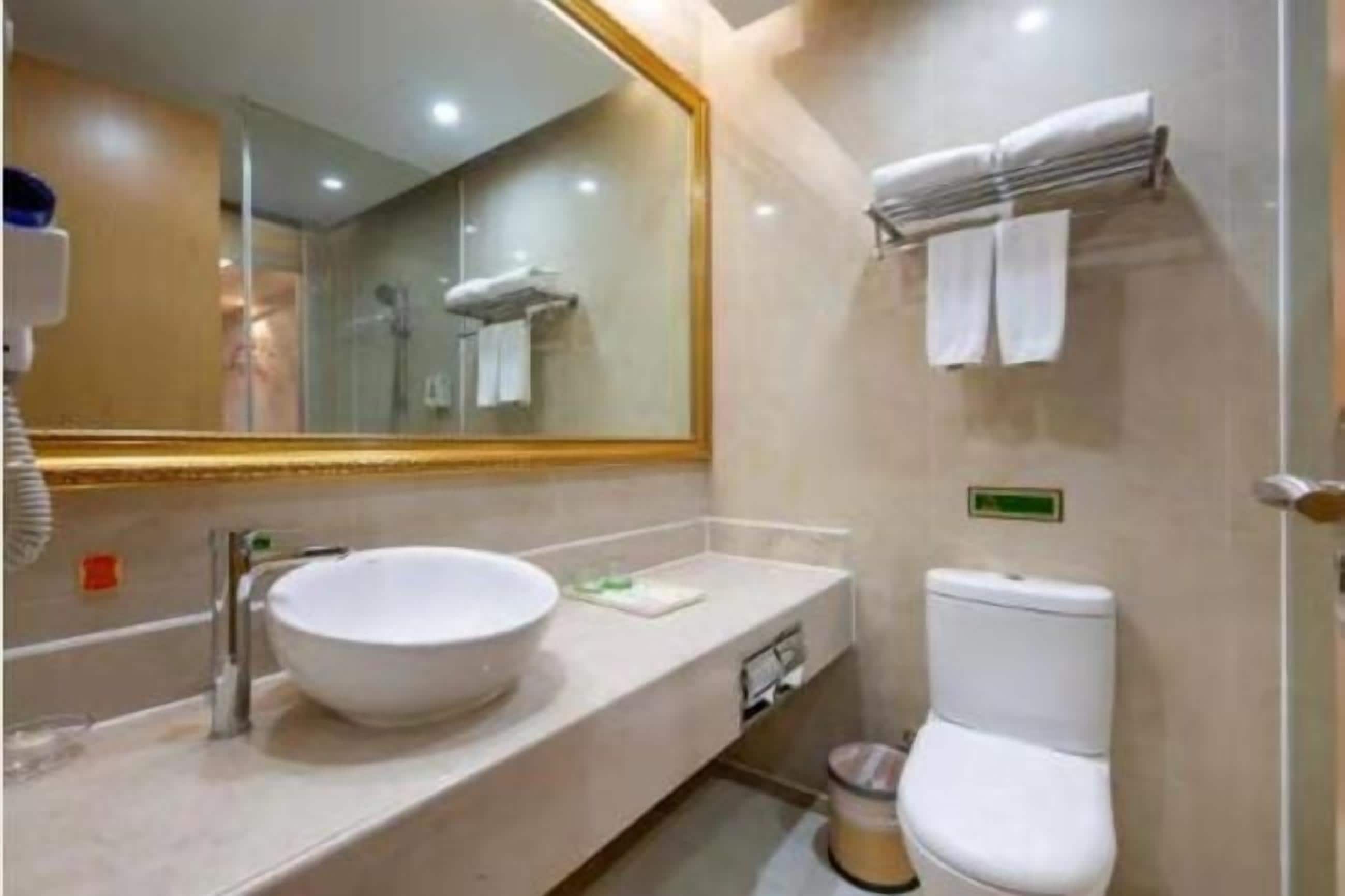 shower, rainfall showerhead, free toiletries, hair dryer