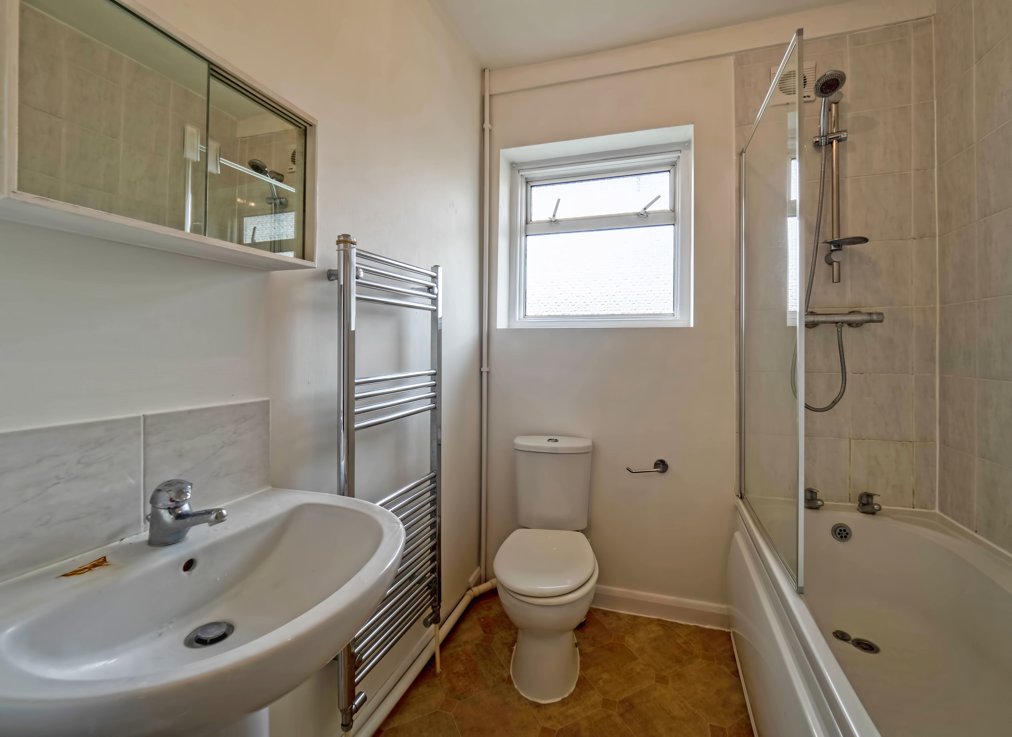 Family Apartment | Bathroom | Combined shower/bathtub, free toiletries, hair dryer, towels