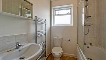 Family Apartment | Bathroom | Combined shower/bathtub, free toiletries, hair dryer, towels