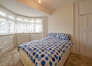 Family Apartment | 2 bedrooms, individually decorated, individually furnished - 2 Bedroom Apt in Residential Locality (London)