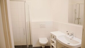 A bathroom with a shower, toilet, and sink. - Perkeo Apartments: Studio 3 | Heidelberg-Altstadt (Heidelberg)