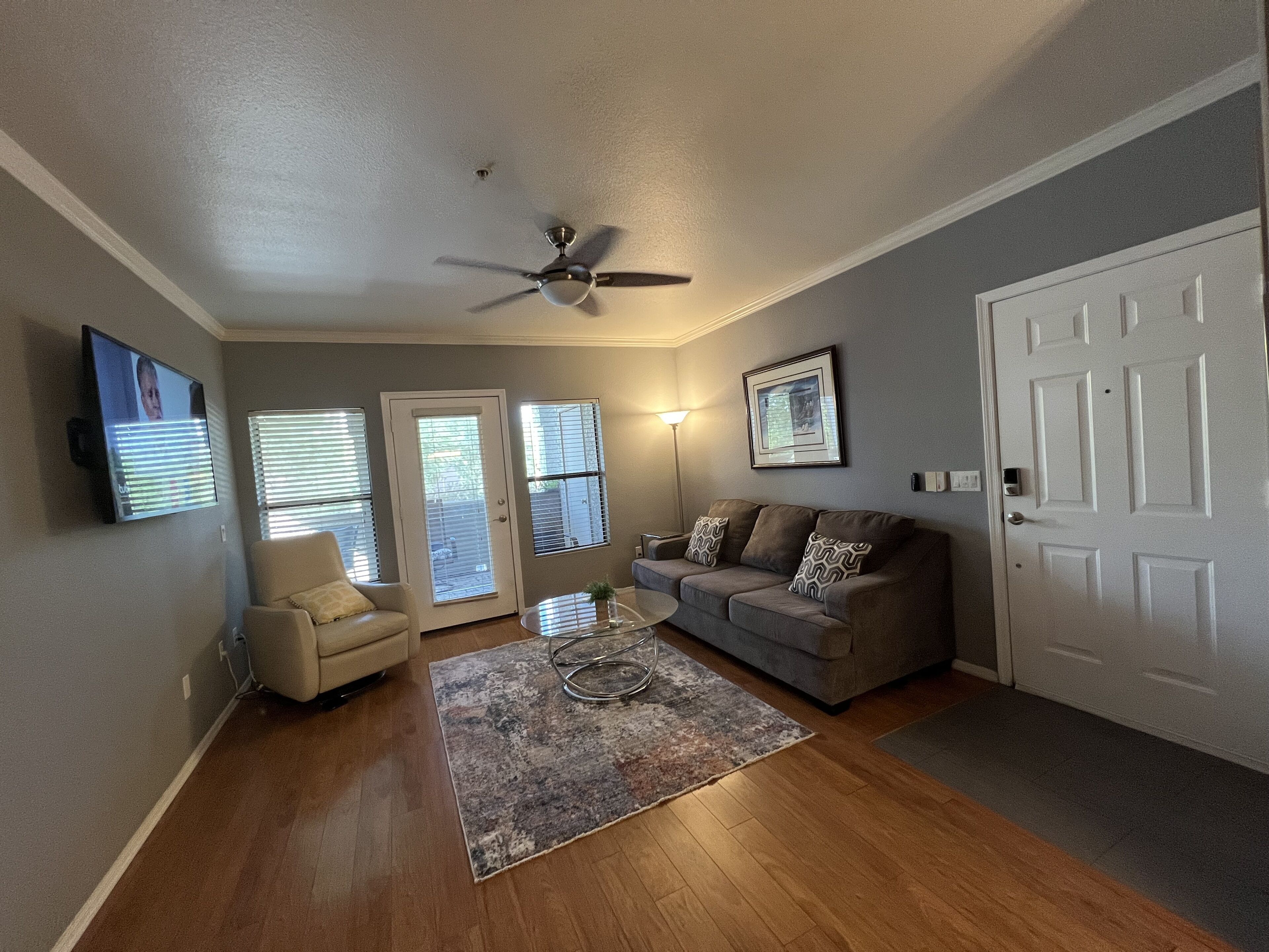 Beautiful Condo,Walk To Restaurants,Coffee & Grocery 