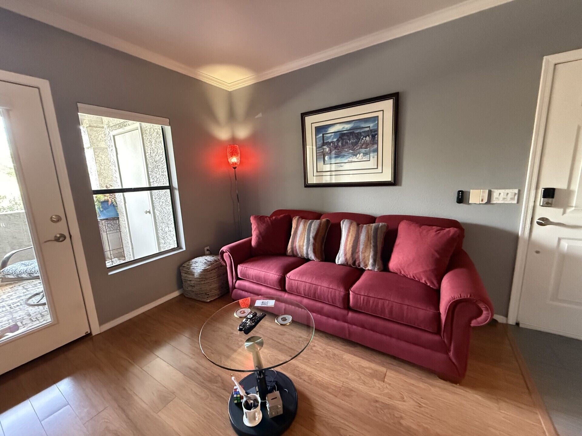 Smart-TV, bøker og stereoanlegg