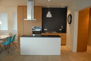 Fridge, microwave, oven, stovetop - Scandinavian Apartments (Reykjavik)