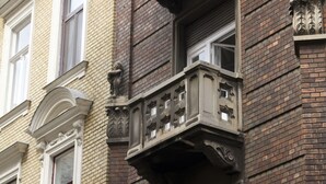 Rakennuksessa on tiiliverhous ja koristeelliset parvekerelingsit.