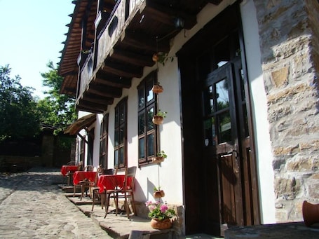 Property entrance. Dedovite Kashti