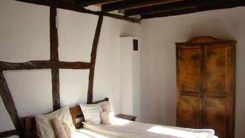 Leilighet, 2 soverom, hageutsikt | Individuelt innredet, skrivebord, skrivebord for bærbar PC og lydisolert