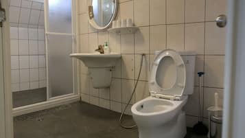 Chambre Familiale | Salle de bain | Douche, sĂšche-cheveux, chaussons, serviettes fournies