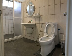 Family room for six people | Bathroom | Shower, hair dryer, slippers, towels - Jeanette Home (New Taipei City)