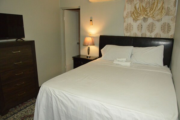 1 bedroom, desk, iron/ironing board, free WiFi - Zenith's home in Portmore (Greater Portmore)