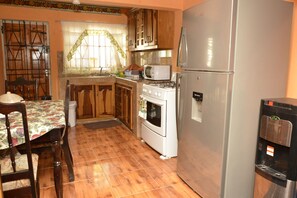 Fridge, microwave, oven, stovetop - Zenith's home in Portmore (Greater Portmore)