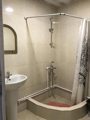 Shower, towels, soap, toilet paper - Lost inn kazbegi Hostel (Kazbegi)