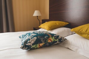 Individually decorated, individually furnished, desk, blackout curtains - hotel Les Coutainvillaises (Agon-Coutainville)