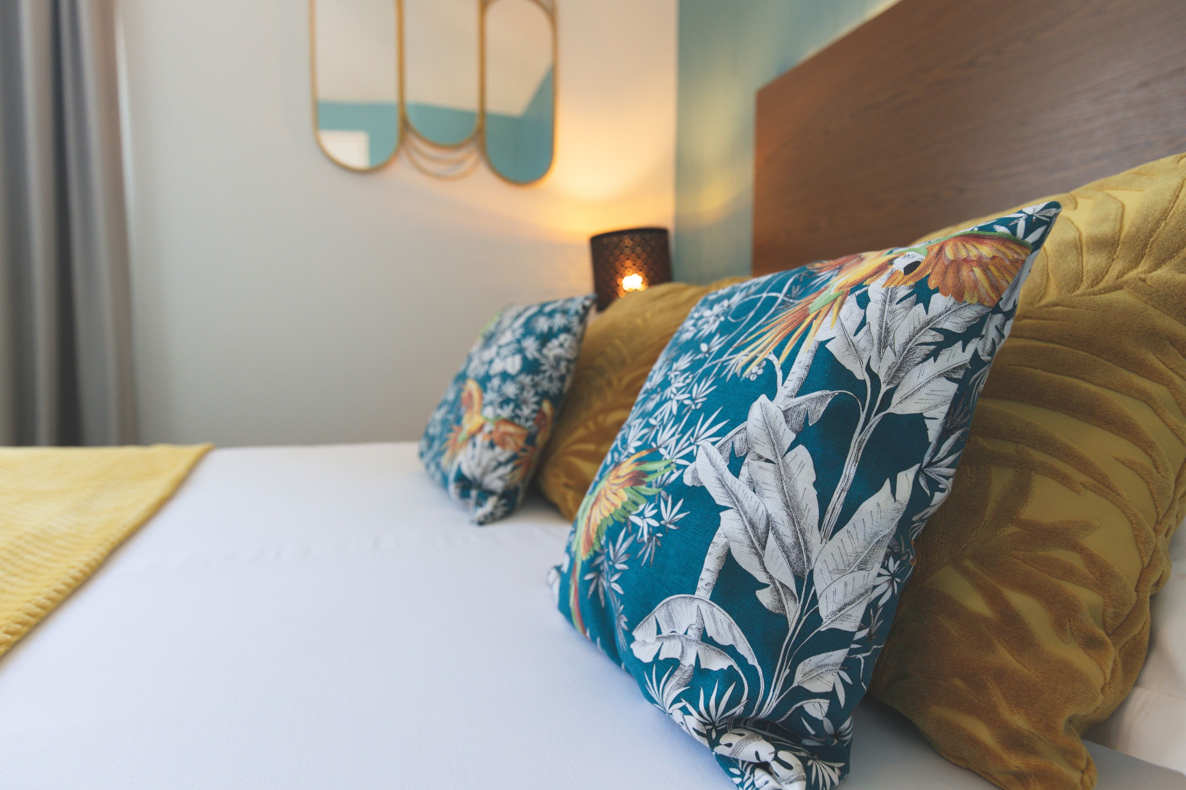 Trang trí khác biệt, trang bị nội thất với thiết kế riêng biệt, bàn 