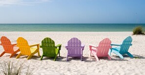 Sur la plage, chaise longue, serviettes de plage