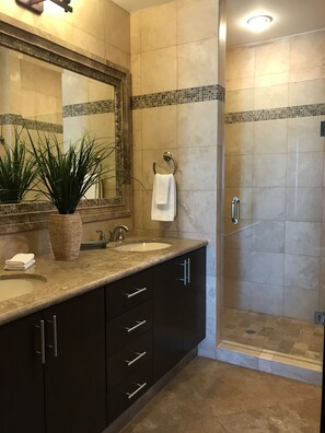 Bañera, secador de pelo, toallas y jabón