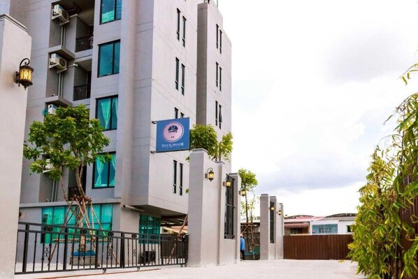 A multi-story hotel with a sign indicating a police station on the ground floor.