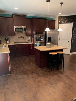 冷蔵庫、電子レンジ、オーブン、コンロ