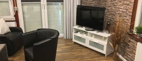 Una Smart TV, una mesa de tenis de mesa, un reproductor estéreo