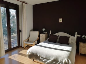 Doppelzimmer | Kostenlose Babybetten, Zustellbetten, kostenloses WLAN, Bettwäsche