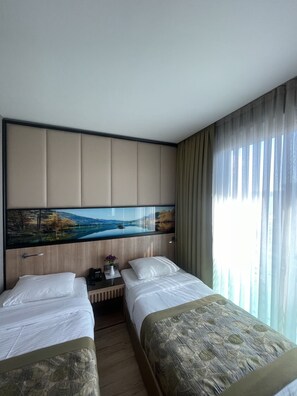 Standard Twin Room | Minibar, in-room safe, desk, laptop workspace - Radar Otel (Istanbul)