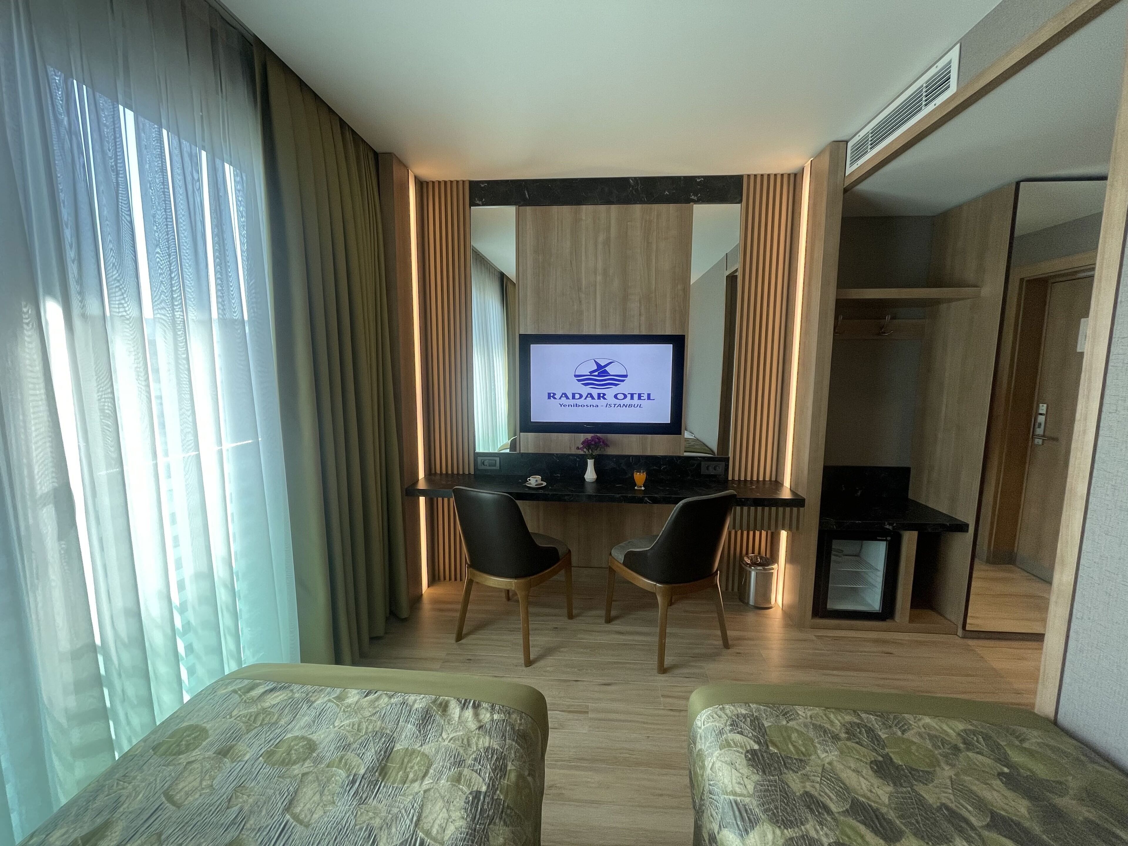 Minibar, caja de seguridad en la habitación y escritorio 