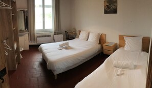Classic Triple Room, Shared Bathroom - Hôtel Restaurant Les Saladelles (Arles)