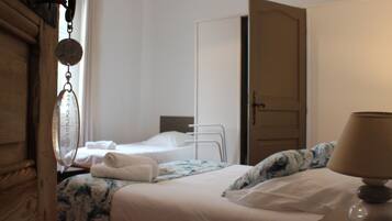 Habitación familiar, baño privado | Escritorio, cortinas blackout, insonorización y cunas