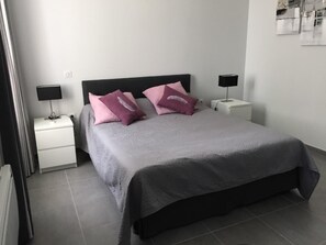 Quarto casal, acessível | Escrivaninha, cortinas blackout, quartos à prova de som