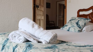 Klassieke tweepersoonskamer, privébadkamer | Een bureau, verduisterende gordijnen, geluiddichte muren, babybedden