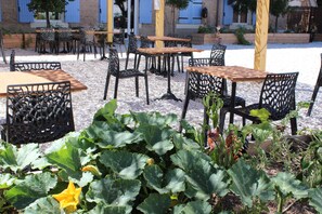 Terrace/patio - Hôtel Restaurant Les Saladelles (Arles)