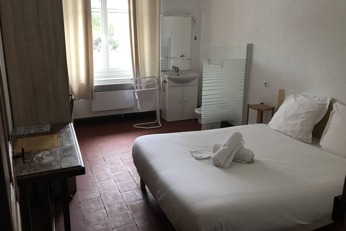 Tweepersoonskamer, gemeenschappelijke badkamer | Een bureau, verduisterende gordijnen, geluiddichte muren
