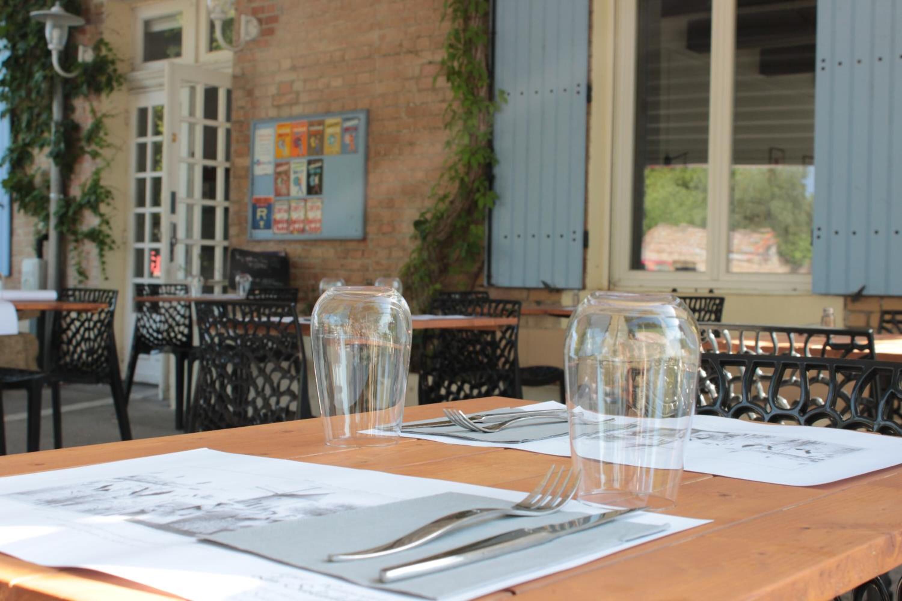 供应午餐和晚餐，法国菜