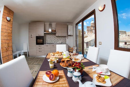 Parrilla de estufa y utensilios de cocina