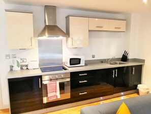 豪華雙人房 (Studio) | 私人廚房 | 電冰箱、微波爐、烤箱、爐台