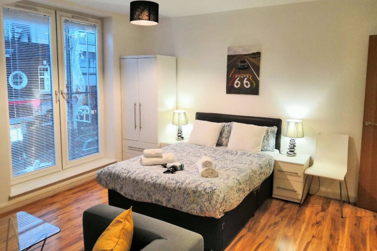 Habitación doble Deluxe (Studio) | Tabla de planchar con plancha, wifi gratis y ropa de cama