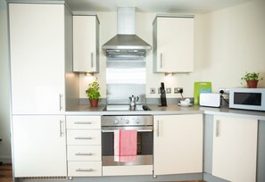 Standard Double Room (Studio) | Private kitchen | Fridge, microwave, oven, stovetop - Arcadian City Center Studio Apartment (Birmingham)