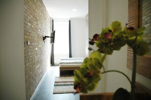 Muebles diferentes, cortinas blackout y tabla de planchar con plancha 