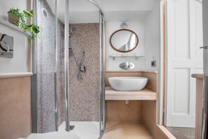 Exclusive Duplex, Sea View (Torre) | Bathroom | Shower, free toiletries, hair dryer, towels