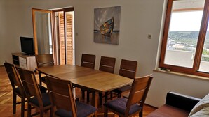 Premium Apartment | Living room | 32-inch TV with satellite channels - Gumla House (Novalja)