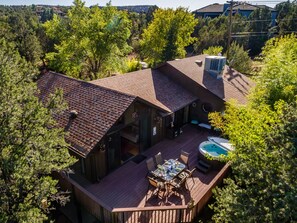 Outdoor dining - Sedona Heartsong Hideaway Peaceful+Hot Tub, Deck & Views- Great Location! (Sedona)
