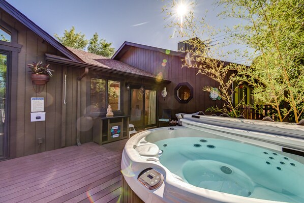 Outdoor spa tub - Sedona Heartsong Hideaway Peaceful+Hot Tub, Deck & Views- Great Location! (Sedona)