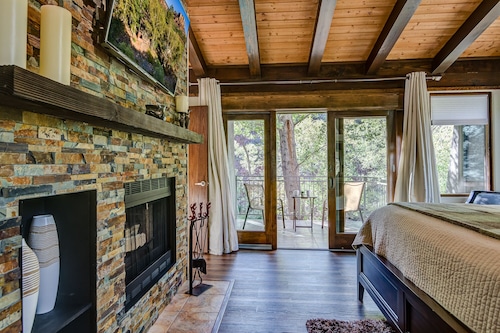 Sedona Creekside Retreat: A luxury 3BR escape in Uptown Sedona, perfect for 8!