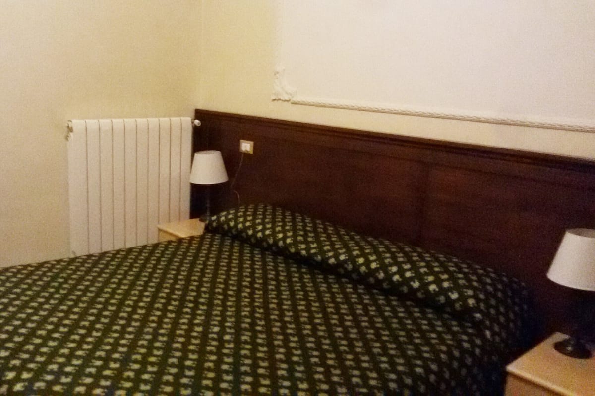 Desk, cribs/infant beds, bed sheets