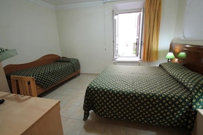 Escritorio, cunas (de pago), ropa de cama